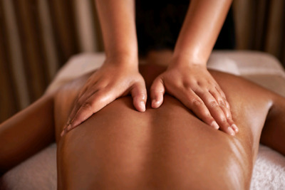 What qualifications should a professional massage therapist have?